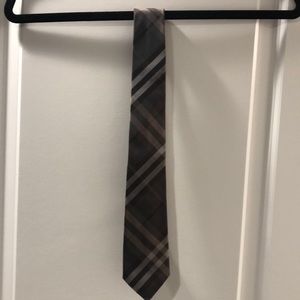 Men’s Burberry silk tie